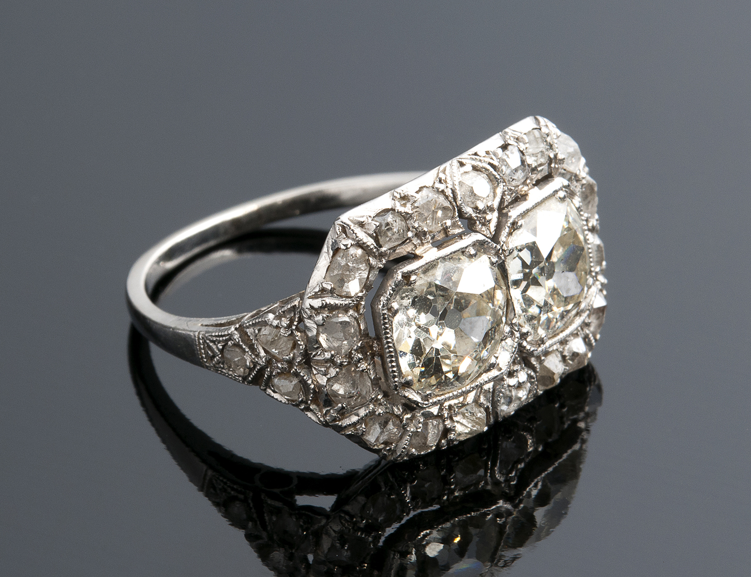 Anello in platino, diamanti - anni ‘20 del XX secolo; ; con coppia di grandio diamanti taglio “