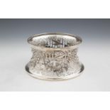 AN EARLY 20TH CENTURY IRISH SILVER CIRCULAR DISH RING, Dublin 1913, maker's mark of Sharman D. Neill