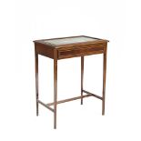 AN EDWARDIAN INLAID MAHOGANY CURIO TABLE, c.1900, of rectangular form with glazed top enclosing a