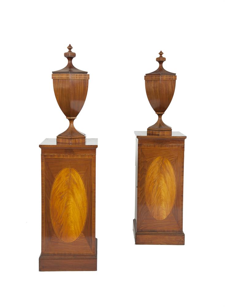 A PAIR OF GEORGE III INLAID MAHOGANY OCTAGONAL SIDEBORARD URNS AND COVERS, with lead lined