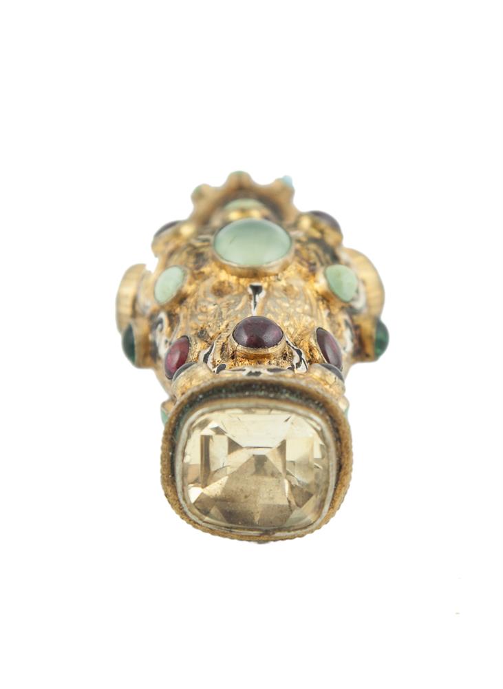 AN UNUSUAL GILT METAL AND JEWELLED FIGURAL SCENT BOTTLE, probably 18th century, the stopper - Image 2 of 2