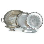 A LOT OF FIVE SILVER PLATED OBJECTS, One cover, one tray, one jardiniere, two service plates D: 27,5