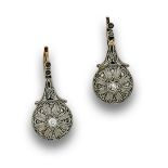 Pendientes Belle Epoque con brillantes centrales en semiesferas caladas, con diamantes. En oro de