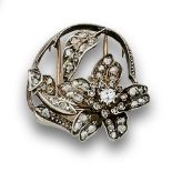 Broche con  flor de brillante y diamantes en oro con frente de platino Peso total aprox btes y