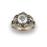 Anillo flor años 30 , con símil brillantes en centro y orla. En oro de 14 K. Start Price: €40