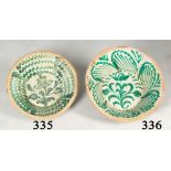 Lebrillo de cerámica esmaltada en verde, con una flor en el asiento. Fajalauza, S. XIX. Medidas: