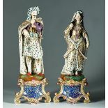 “Pareja de otomanos”. De porcelana policromada, esmaltada y dorada. París, segunda mitad del S. XIX,