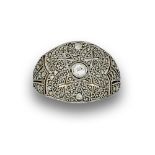 Sortija Art-Decó de frente ancho con pavé de diamantes y brillante central.  En oro amarillo de