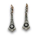 Pendientes largos Art-Decó con brillantes y diamantes en formas de tulipán de tamaño creciente. En