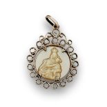 Medalla colgante de Virgen en nácar con orla de zafiros blancos . En oro de 18K. Diámetro: 2,3 cms.