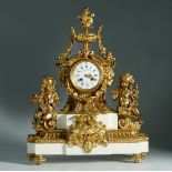 Reloj de sobre mesa de estilo Luis XVI de bronce dorado y mármol, con dos figuras alegóricas de “