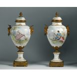 Pareja de jarrones de estilo Luis XVI de porcelana esmaltada y metal dorado. Con escenas galantes