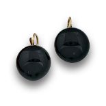 Pendientes circulares de pps. s. XX con botón de ónix  en oro de 18K. Diámetro: 1,3 cms. Start