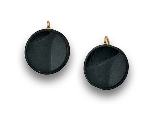 Pendientes circulares de pp. s. XX con ónix cóncavo en oro de 18K. Diámetro:1,7 cms. Start Price: €