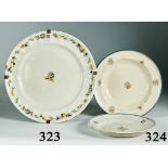 Dos platos de cerámica esmaltada con motivo del ramito. Alcora, h. 1800 Diámetro: 26 y 29 cms. Uno