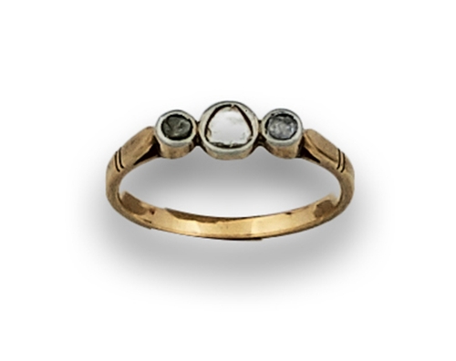 Sortija tresillo con tres diamantes de talla rosa en montura de oro de 18K.  Start Price: €60