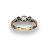 Sortija tresillo con tres diamantes de talla rosa en montura de oro de 18K.  Start Price: €60