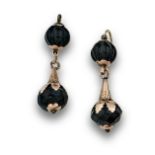 Pendientes largos s.XIX con esferas de vidrio negro en montura de oro de 18K Longitud : 4 cms. Start