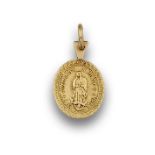 Medalla colgante de la Virgen de Guadalupe en oro de 18K. Medidas:2,6 x 1,8 cms. Start Price: €250