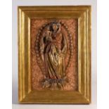 “Virgen del Rosario” Relieve en madera talla, policromado y dorada. Medidas: 46 x 30 cms. Relieve en