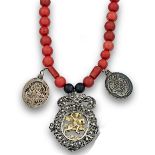 Collar popular de coral s.XIX con medalla devocional de Santiago en filigrana de plata y cuatro