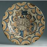 Plato de cerámica de Talavera de la serie tricolor S. XVII.  Medidas: 33 cm. Cenefas decorativas