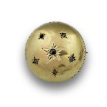 Broche de ffs s XIX semiesfera con estrellas de diamantes. En oro de 18K. Diámetro:2,2 cms. Start