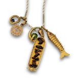 Cadena en oro de 18K con cinco charms colgantes. Pez articulado,banda con símbolos egipcios ,letra B