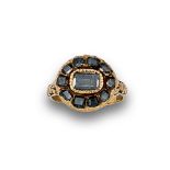 Anillo rosetón de diamantes tabla s.XVIII en oro de 18K con montura de brazos grabados,