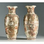 Pareja de tibores Satsuma de cerámica esmaltada. Japón, S. XIX. Medidas: 47 cms. altura Algunas