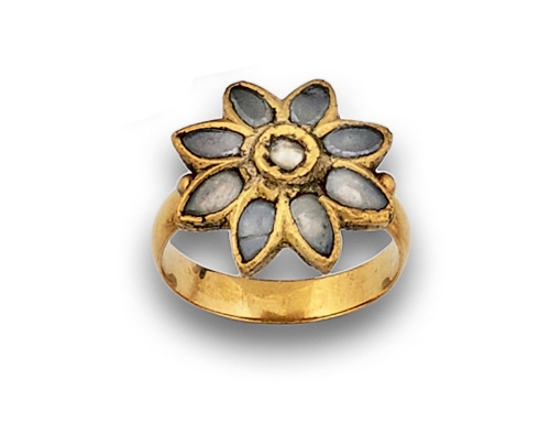 Anillo flor anglo indio c.1820 con zafiros blancos en montura de oro de 18K. Con estuche.