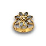 Anillo flor anglo indio c.1820 con zafiros blancos en montura de oro de 18K. Con estuche.