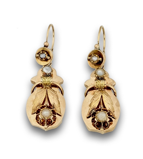 Pendientes largos s.XIX con hojitas y flores de oro de 18K con perlas, sobre placa geométrica que