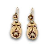 Pendientes largos s.XIX con hojitas y flores de oro de 18K con perlas, sobre placa geométrica que