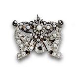 Broche Belle Epoque pps s XX de diamantes y brillantes de talla antigua con rosetón de perla fina