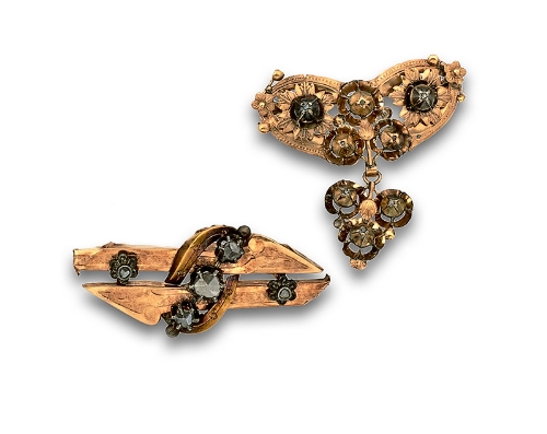 Lote de dos broches s XIX con diamantes en oro de 14K. Medidas:4,3 x 2,4 cms y 4 x 4 cms.