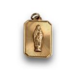 Medalla de Virgen con el Niño en forma rectangular de bordes achaflanados. En oro de 18K. Medidas: