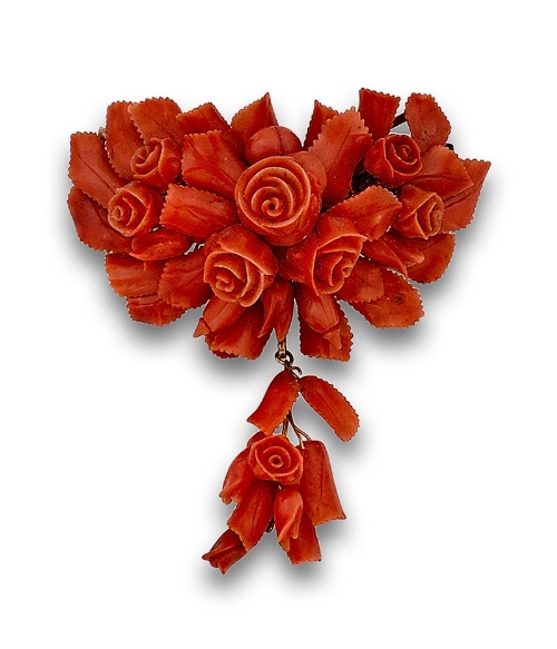 Broche s XIX de rosas de coral mediterráneo con colgante desmontable central. Montura en oro bajo