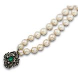 Collar de dos hilos de perlas ligeramente barrocas, con cierre isabelino de esmeralda y diamantes en