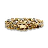 Brazalete en forma de trenza en oro blanco y amarillo de 18K. Con cierre de seguridad. Longitud:17,8