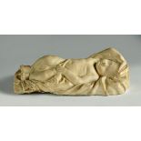 “Niño dormido con el cuerno de la abundancia” En mármol tallado Trabajo italiano, h. 1800.