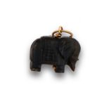 Colgante de elefante tallado en piedra dura con asa en oro de 18K. Medida:2,5 x 2 cms .