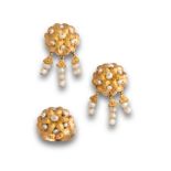 Conjunto de pendientes y anillo s.XIX con flores de oro grabado y perlas de aljófar. En oro de