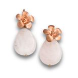 Pendientes de cuarzos blancos que penden de flor de plata chapada en oro rosa. Longitud: 4 cms.