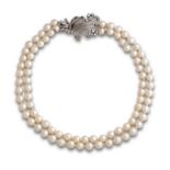 Collar corto de dos hilos de perlas japonesas con broche en forma de ramo de brillantes,diamantes