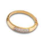 Brazalete rígido con centro de pavé de brillantes entre placas curvas de marfil .En oro de 18K. En