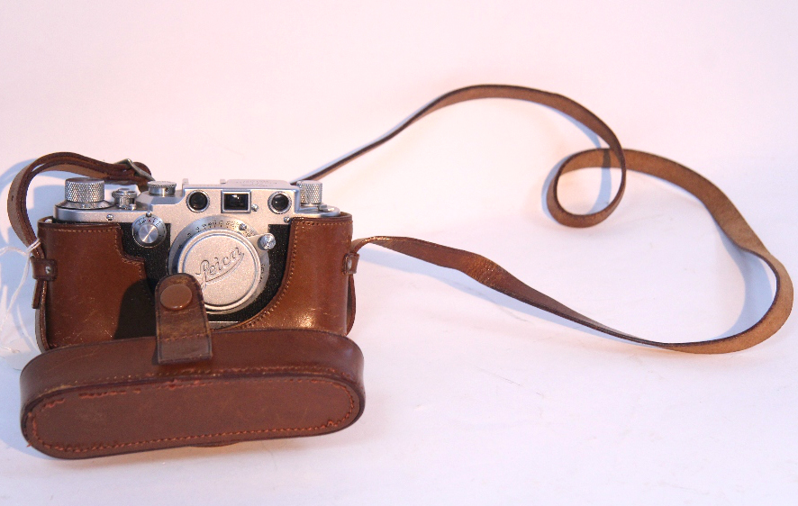 A VINTAGE LEICA CAMERA (No. 483396) with Leitz Elmar 1:3, 5 lens & with leather case. - Image 7 of 8