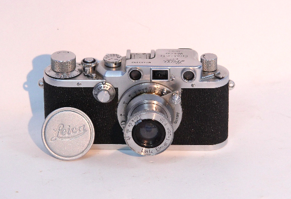 A VINTAGE LEICA CAMERA (No. 483396) with Leitz Elmar 1:3, 5 lens & with leather case.