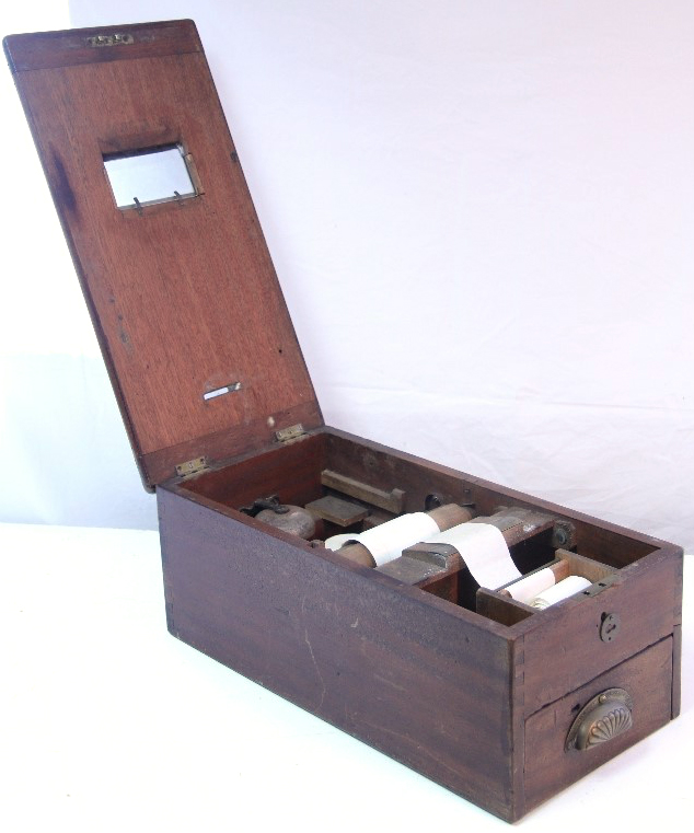 An early/mid-20th century mahogany cased cash till, 19¾" x 9¾". - Image 2 of 3
