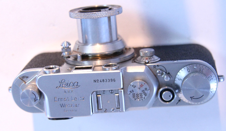 A VINTAGE LEICA CAMERA (No. 483396) with Leitz Elmar 1:3, 5 lens & with leather case. - Image 2 of 8